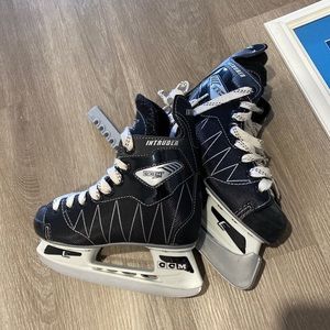 CCM Intruder Boys Size 2 Skates